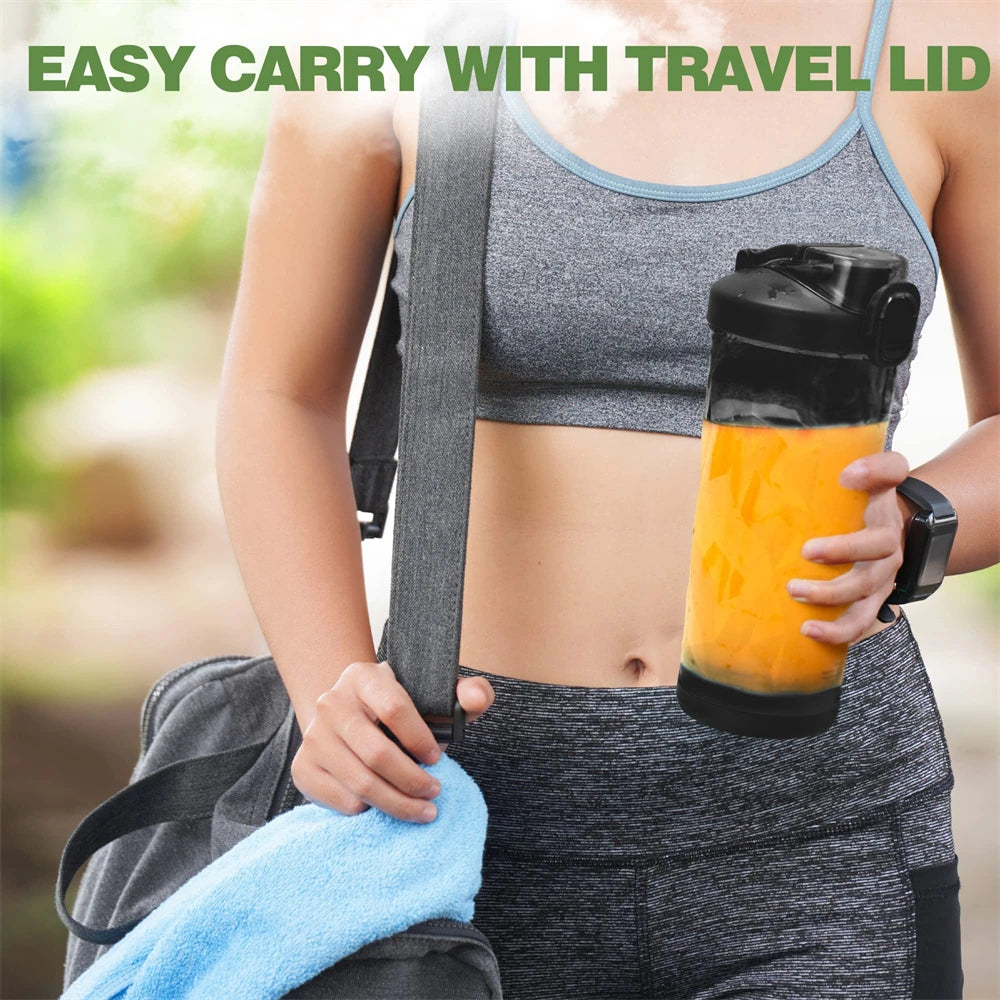 Femme en tenue de sport tenant un Blender Portable, Rechargeable, LED, Graduations. avec couvercle de voyage et sac de sport