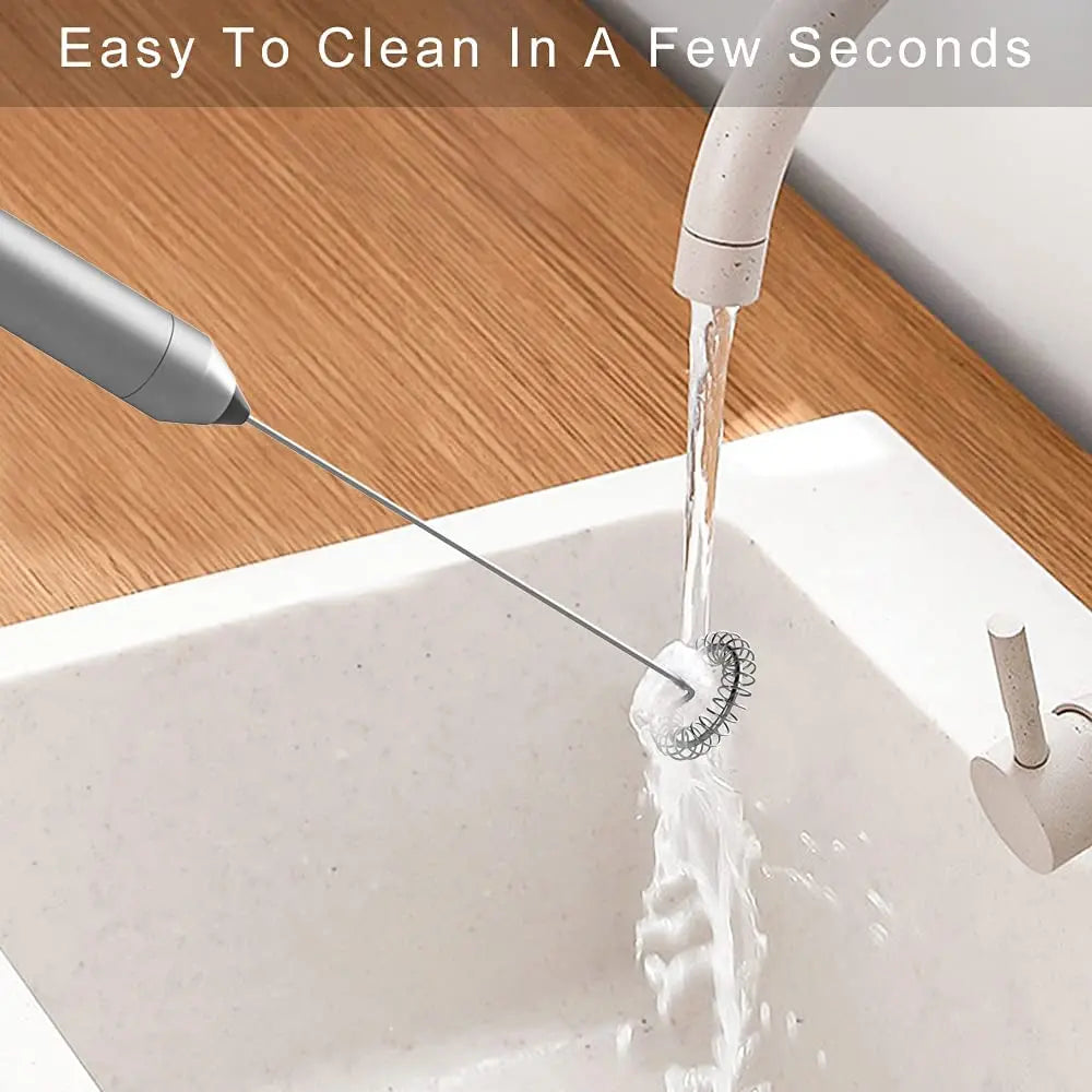 Mousseur à Lait Électrique Sokany – Acier Inoxydable en train d'être nettoyé sous un robinet