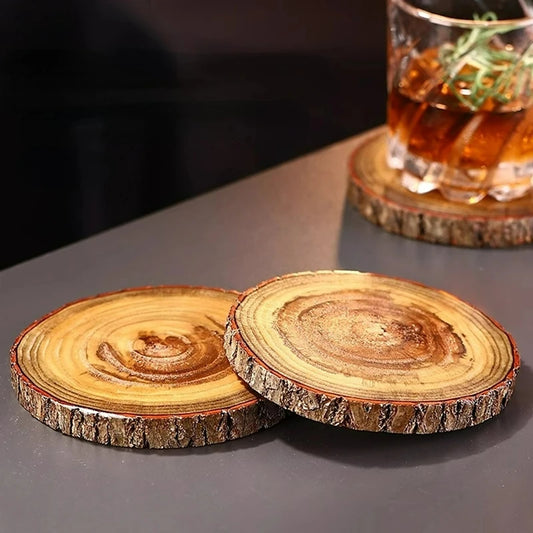 Sous-Verres Ronds en Bois – Lot 1, 2 pour protéger les surfaces, présentés avec un verre sur une table