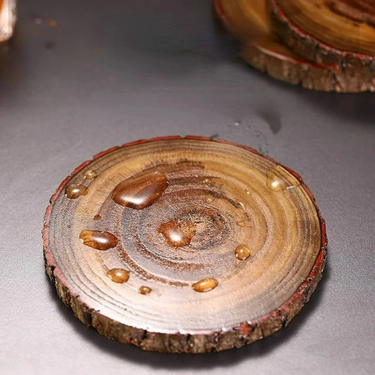 Sous-Verres Ronds en Bois – Lot 1, 2 / 6 pièces en bois naturel avec éclaboussures d'eau sur la surface