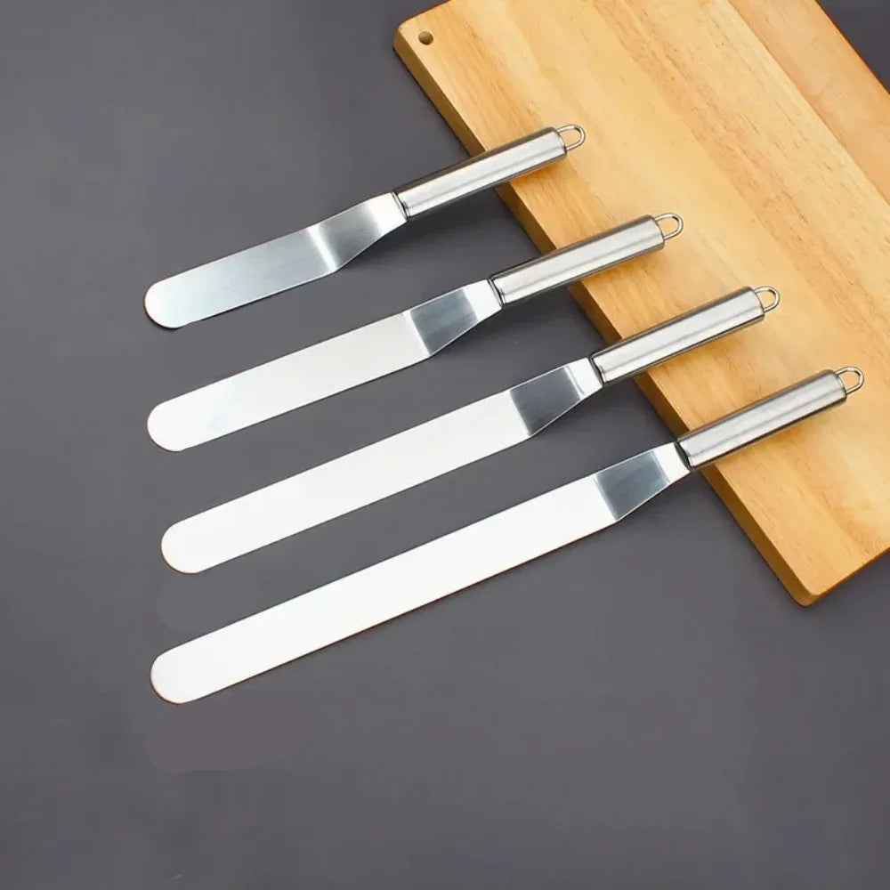 Lot de quatre spatules à crème inox de différentes tailles avec manches en acier inoxydable