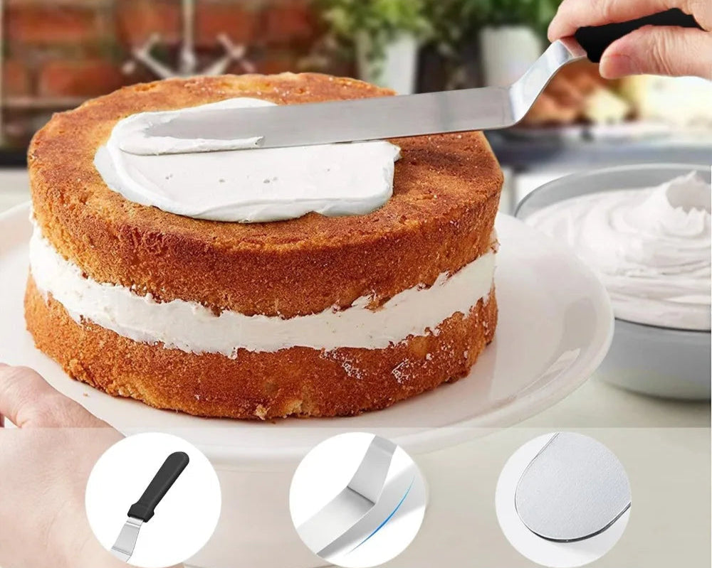 Spatule à Glaçage Inclinée en Acier Inoxydable utilisée pour étaler la crème sur un gâteau moelleux
