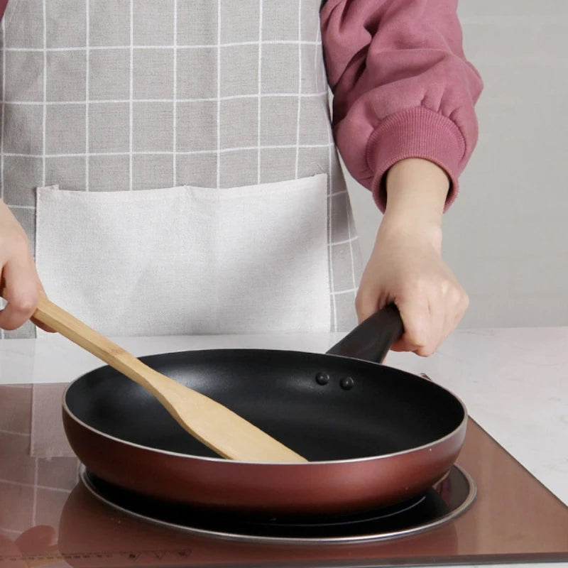 Spatule en Bambou Naturelle – Ustensile Cuisine Durable & Écolo utilisée pour cuisiner avec une poêle sur plaque de cuisson