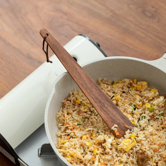 Spatule en Bois de Teck – Résistante à la Chaleur & à l’Huile en train de remuer du riz dans une casserole