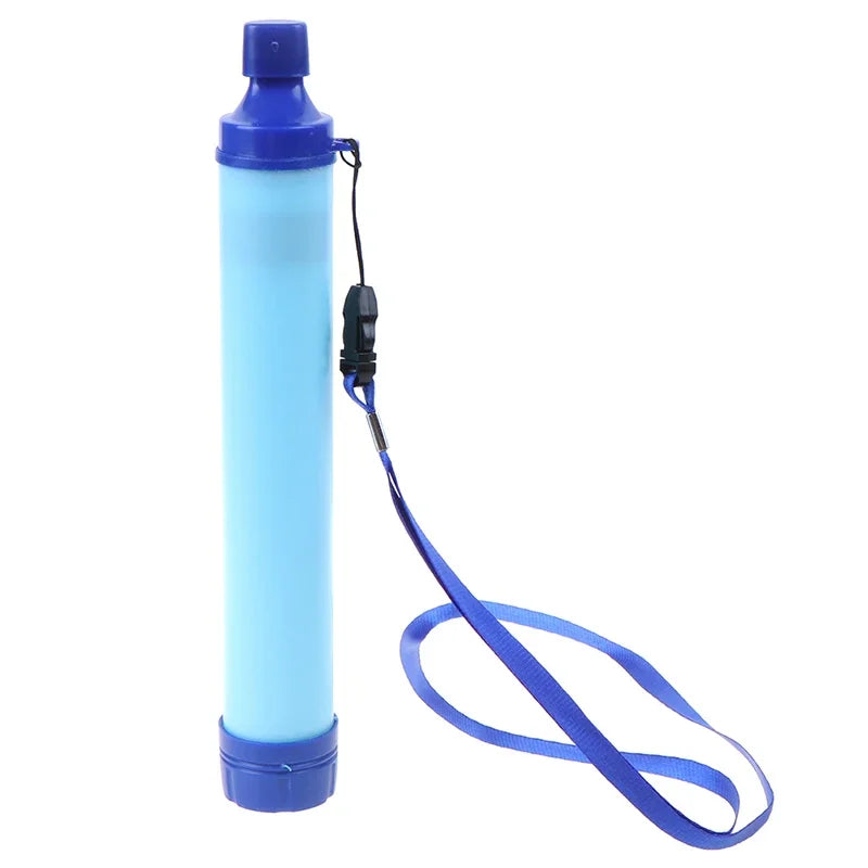 Filtre à eau portable en bleu, essentiel pour le kit de survie 72h famille – 3 à 4 personnes