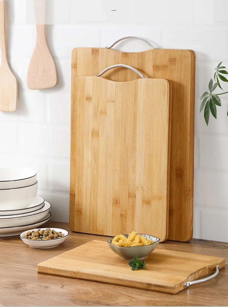 Planche à Découper en Bambou Szkoy avec poignée en métal en cuisine moderne