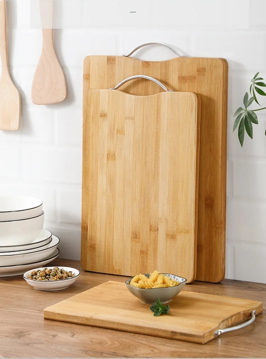 Planche à Découper en Bambou Szkoy avec poignée en métal en cuisine moderne