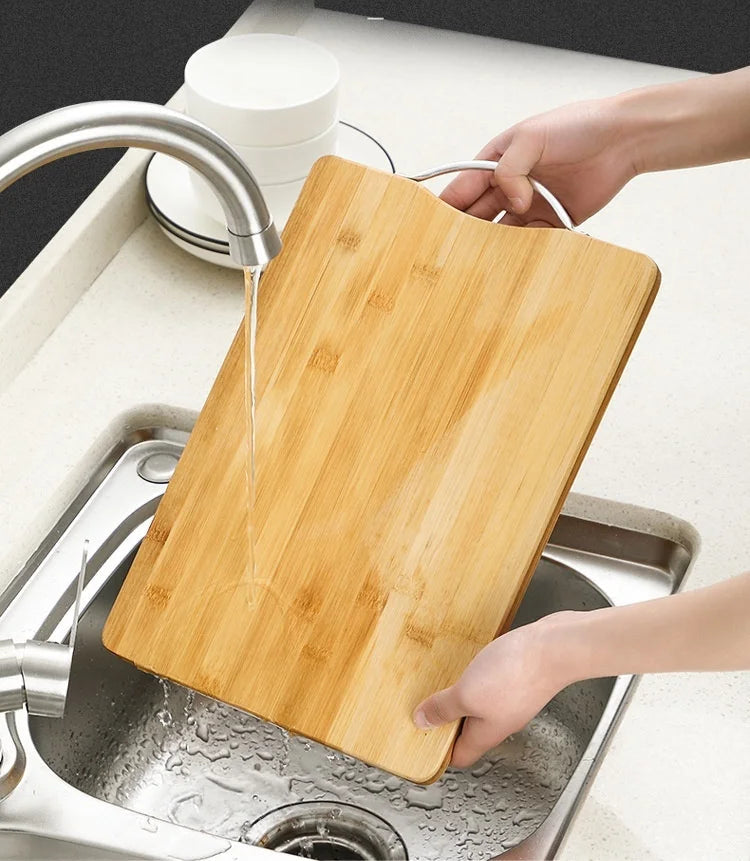 Planche à Découper en Bambou Szkoy lavée à l'eau dans un évier moderne avec robinet en acier inoxydable