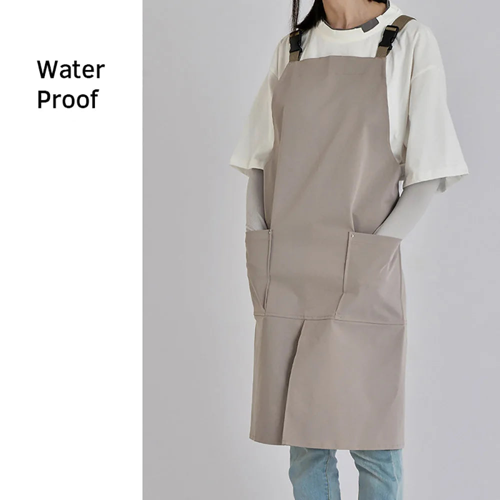 Tablier imperméable Gerring – Unisexe, réglable et stylé porté par une personne pour cuisiner