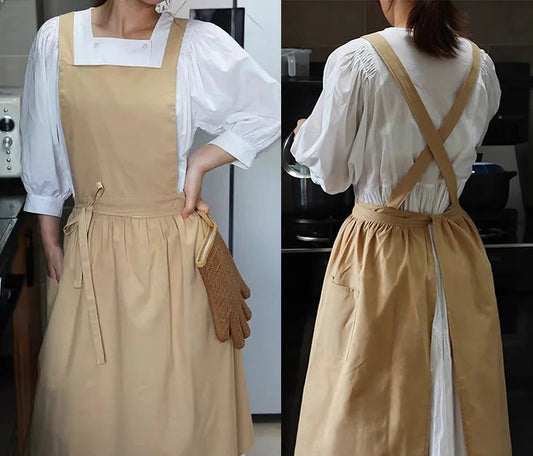 Tablier long imperméable femme – Élégant et confortable beige porté en cuisine par une femme avec blouse blanche