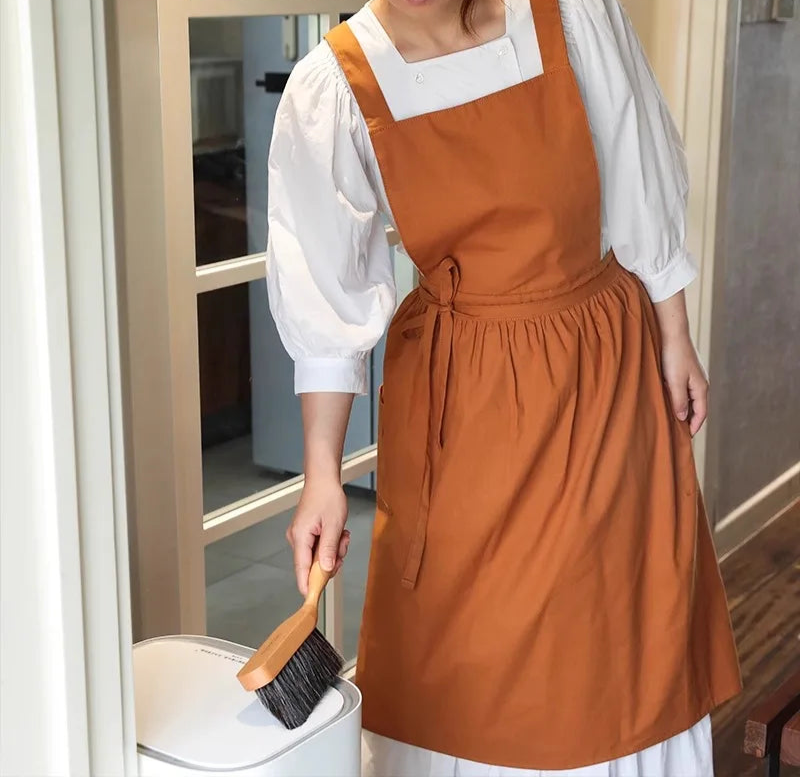 Tablier long imperméable femme – Élégant et confortable en tissu marron porté par une femme en cuisine