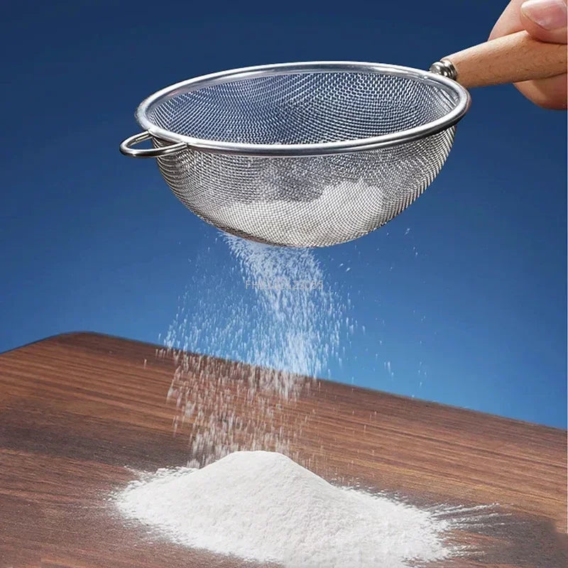 Tamis - Idéale pour Filtrer, Tamiser et Cuire avec poignée en bois tenu au-dessus de poudre blanche sur table en bois