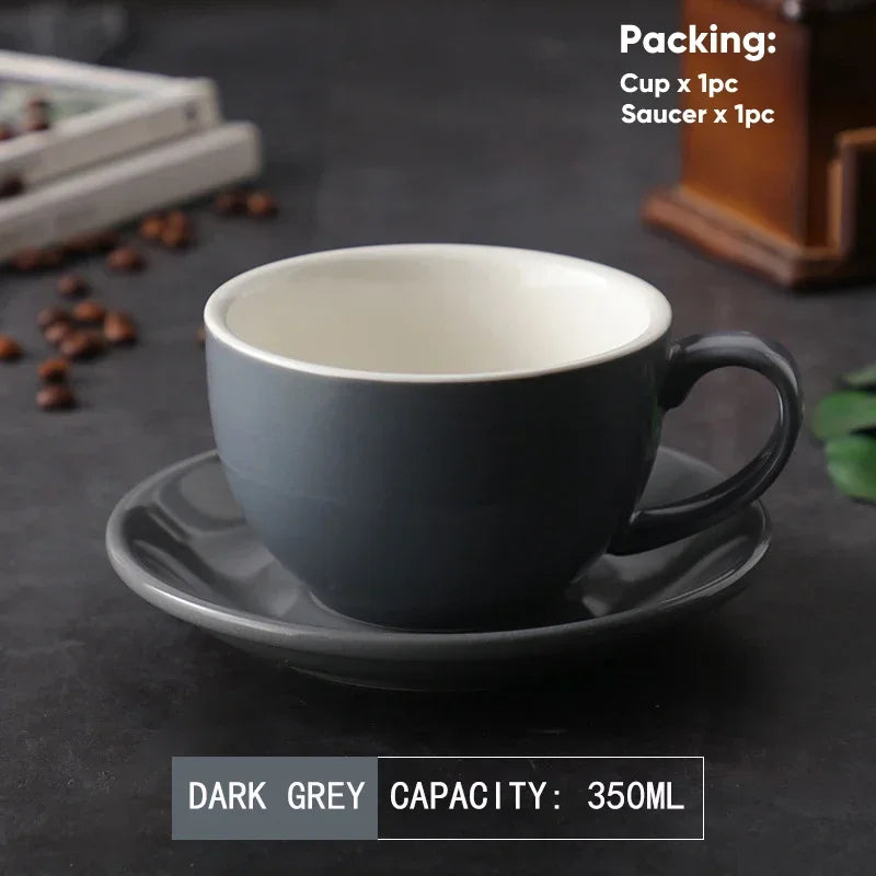 Tasse à Café & Thé avec Soucoupe – Design Nordique Élégant en gris foncé, parfaite pour les boissons chaudes