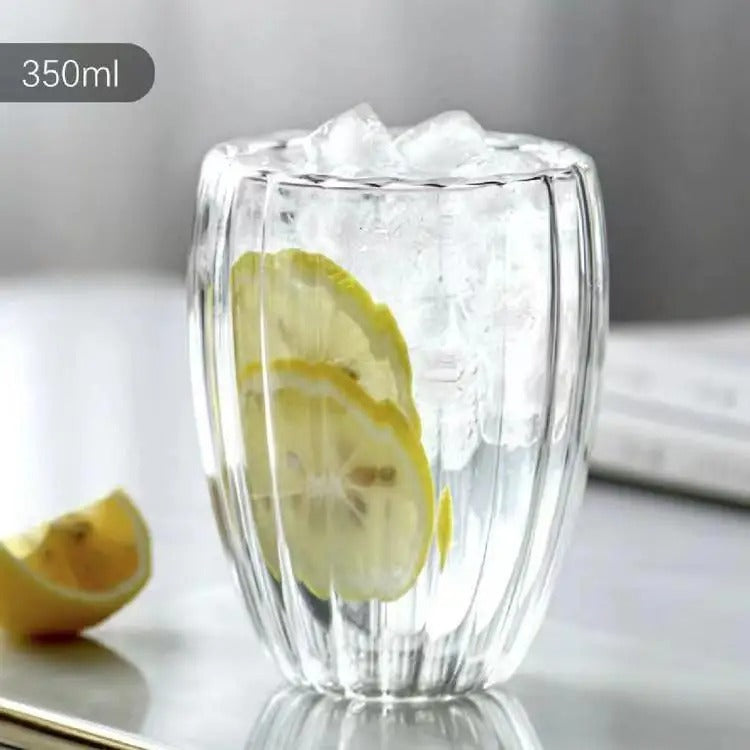 Tasse Double Paroi en Verre avec glaçons et tranches de citron pour des boissons rafraîchissantes