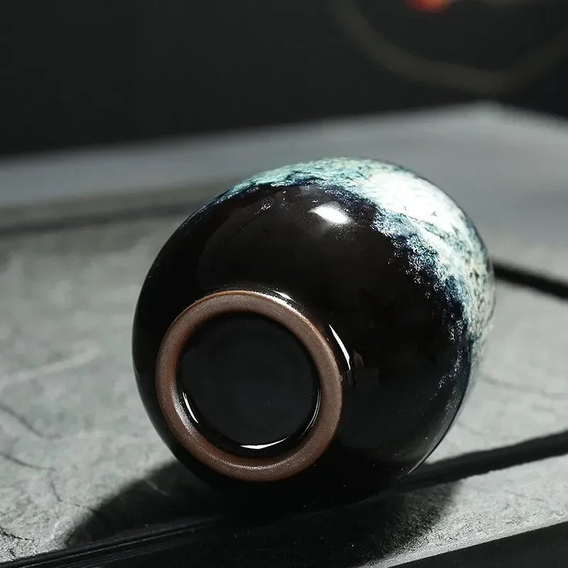 Vue détaillée d'une Tasse en Céramique Colorée avec une finition brillante et un design unique