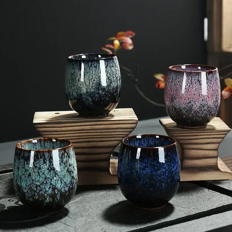 Ensemble de Tasses en Céramique Colorée avec des Finitions Éclatantes sur un Support en Bois