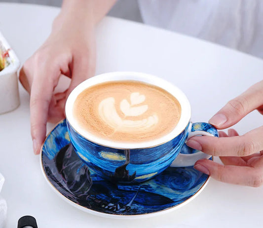 Tasse et Soucoupe Van Gogh – La Nuit Étoilée en Céramique, avec une délicate décoration de café au lait