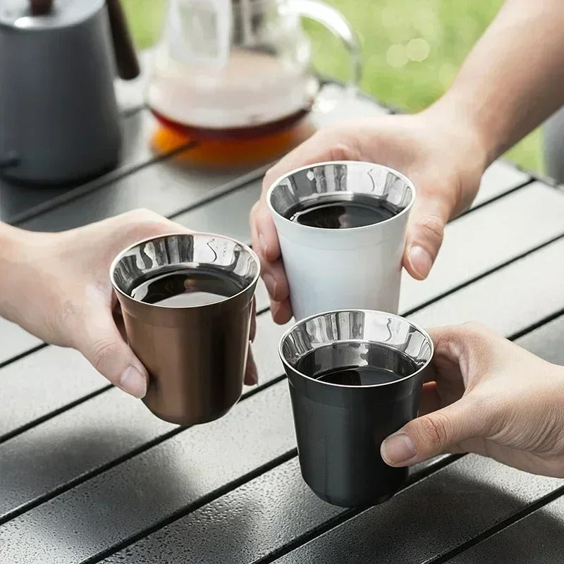 Trois tasses expresso inox double paroi en noir, marron et blanc, parfaites pour déguster du café