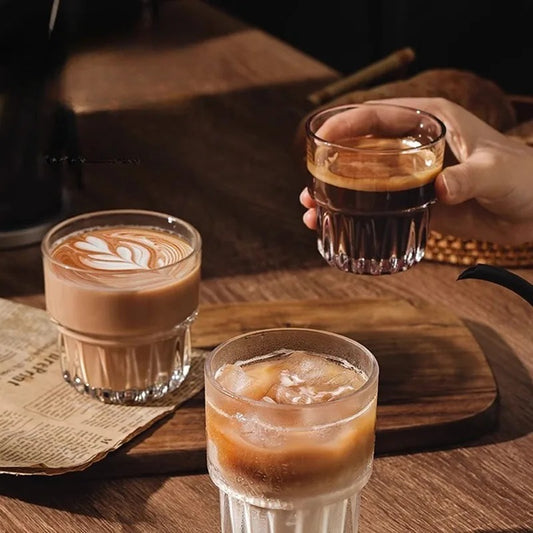 Tasses à Café en Verre – Lot de 2 (155/250/316 ml) avec boissons variées sur une table en bois