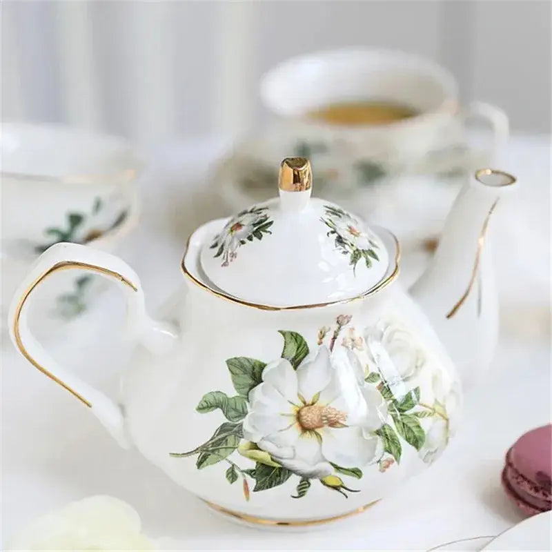 Théière et Tasse en Céramique avec Motifs Floraux Élégants pour un Service de Thé Classique