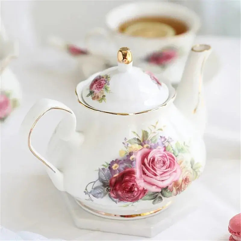 Théière et Tasse en Céramique blanche ornée de fleurs roses et dorures pour le service du thé