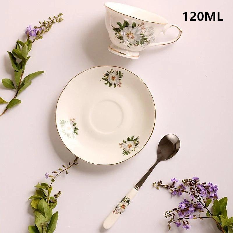 Théière et Tasse en Céramique avec des détails floraux élégants pour un service de thé raffiné