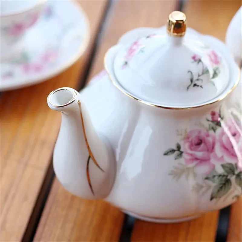 Théière en céramique ornée de fleurs avec finition dorée, accompagnée de tasse en céramique