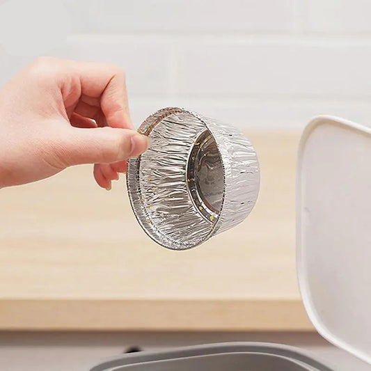 Lot 20 Moules à Tartes Ronds Aluminium avec Couvercles tenant dans une main pour pâtisserie