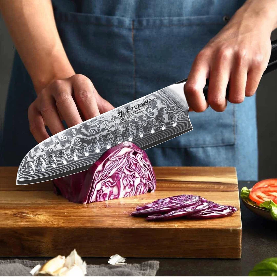 Santoku Japonais 18 cm Damas VG10 – Couteau Pro TURWHO tranchant une chou rouge sur planche en bois