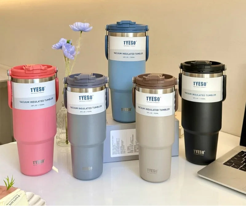 Ensemble de mugs isothermes colorés en inox sur table, Mug isotherme inox avec anse – 750ml à 1200ml