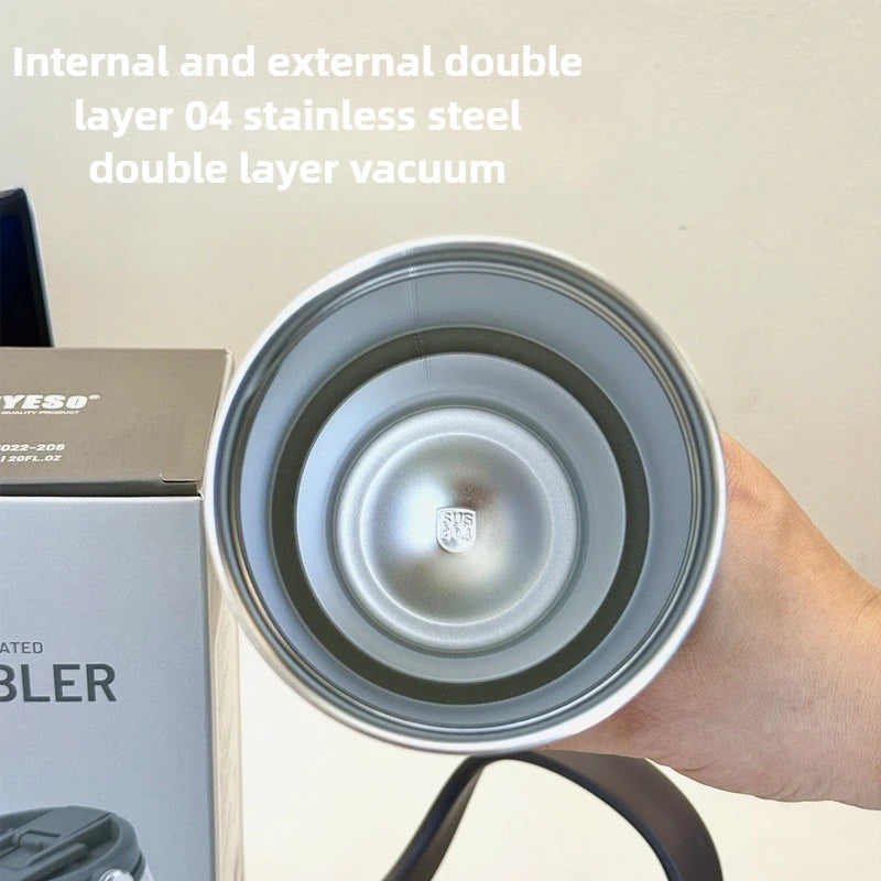 Mug isotherme inox avec anse – 750ml à 1200ml, vue de dessus du gobelet intérieur inox double paroi tenu à la main