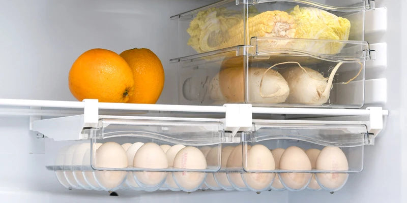Panier de Rangement Frigo Extensible avec Porte-Œufs transparent sous étagère contenant des œufs et des fruits frais