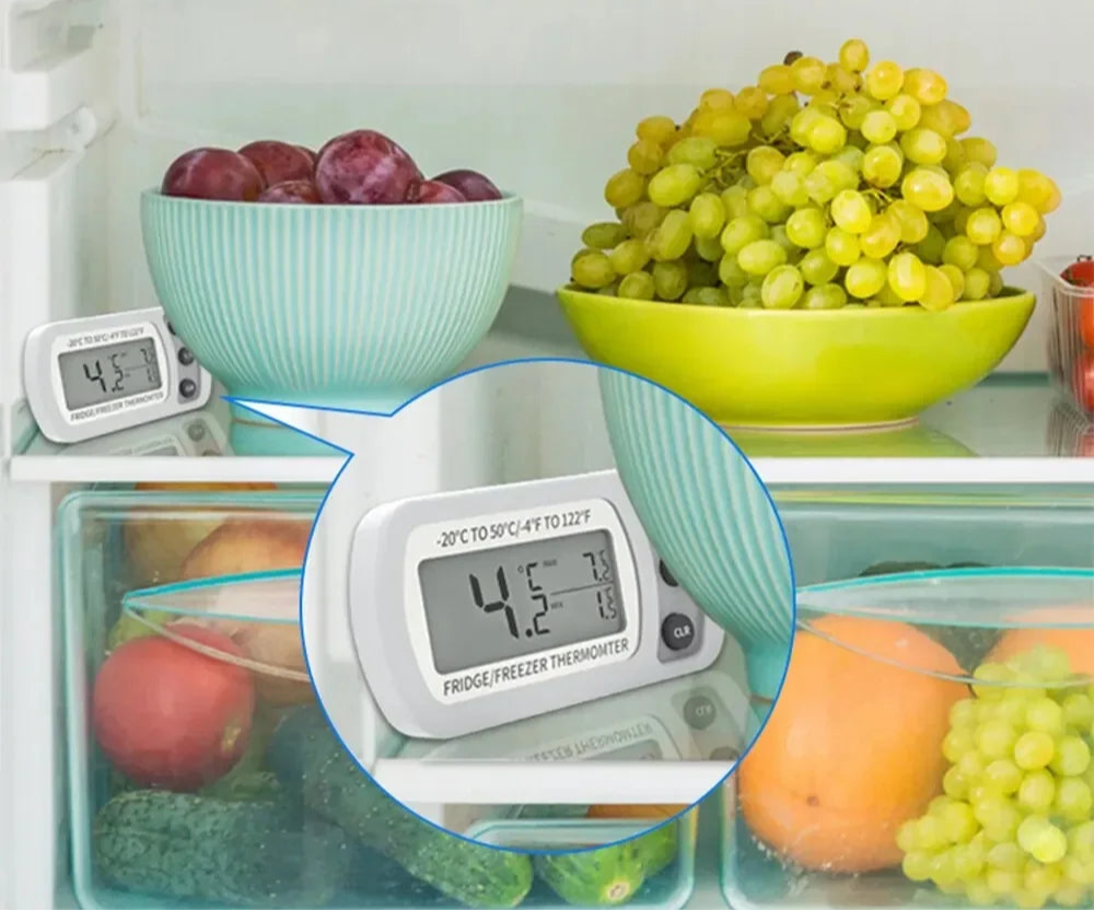 Thermomètre digital réfrigérateur & congélateur LCD posé sur étagère avec affichage 4.2 C près de fruits