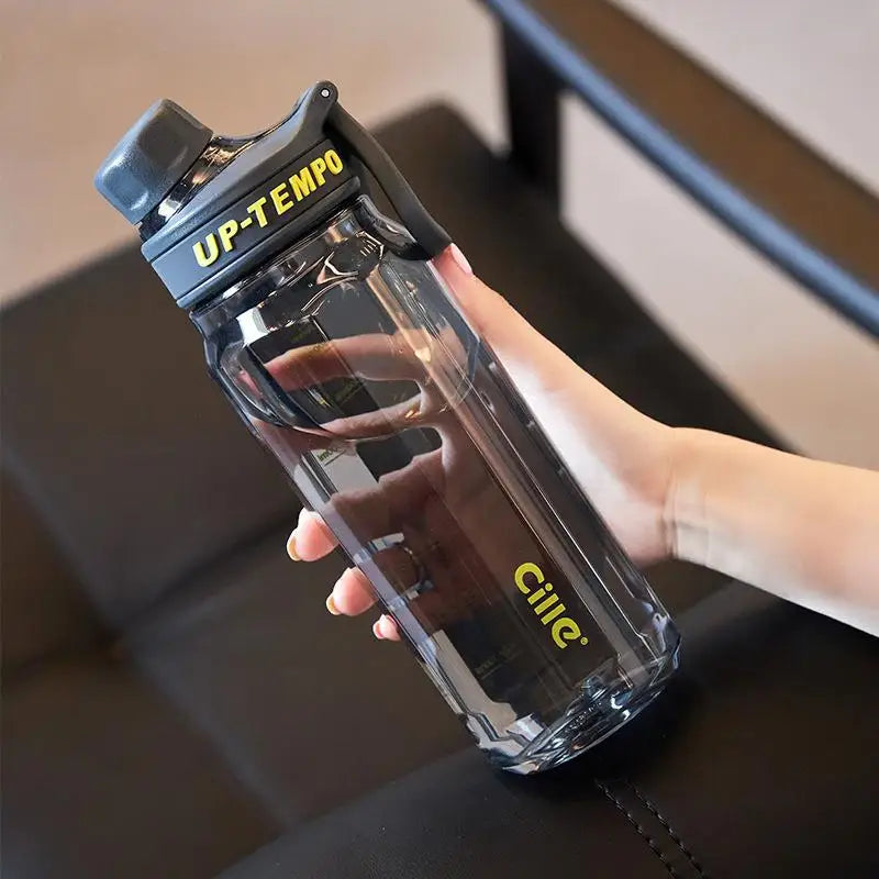 Gourde Sport en Tritan avec Filtre transparente tenue à la main pour hydratation active