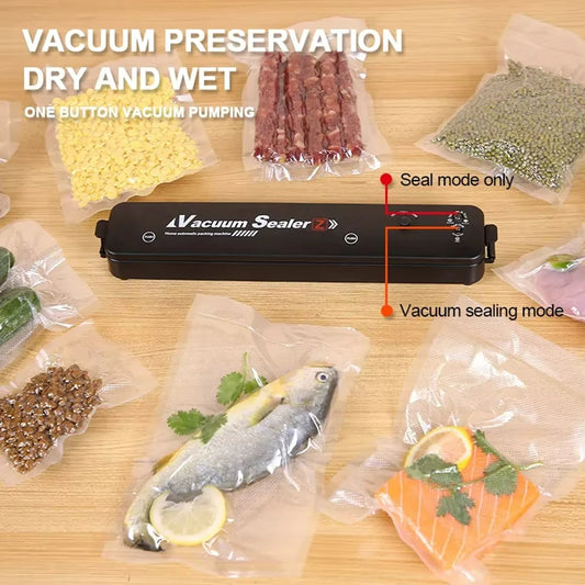 Machine sous vide alimentaire – Compacte et puissante. Scelleuse noire avec poissons, saumon et aliments sous vide sur planche