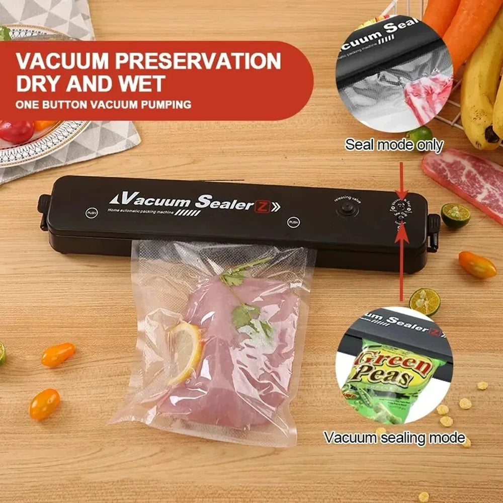 Machine sous vide alimentaire – Compacte et puissante. Appareil noir scelle un sachet de viande crue sur plan de travail en bois