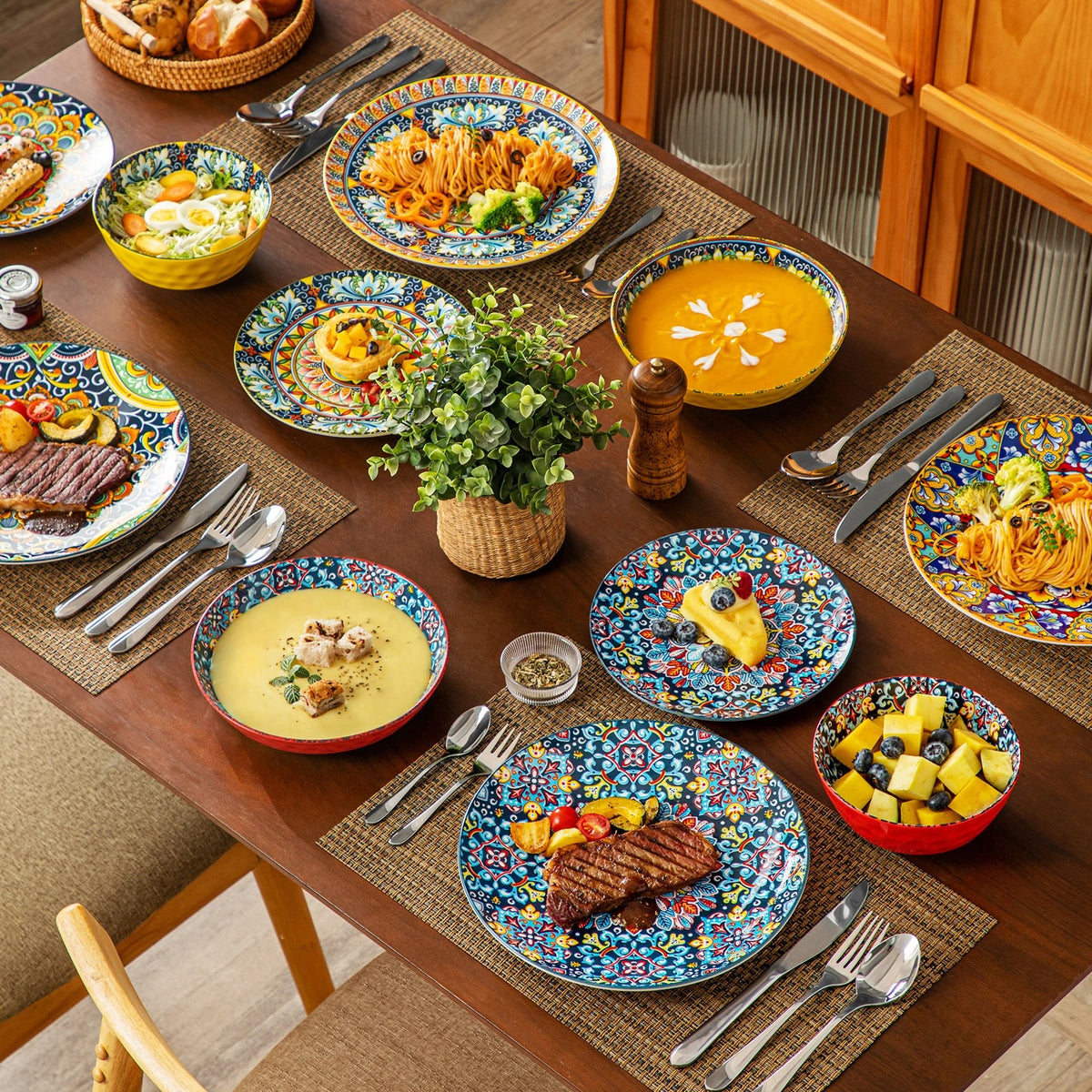 Service de Table Porcelaine MALACASA présenté sur une table avec divers plats et décorations colorées