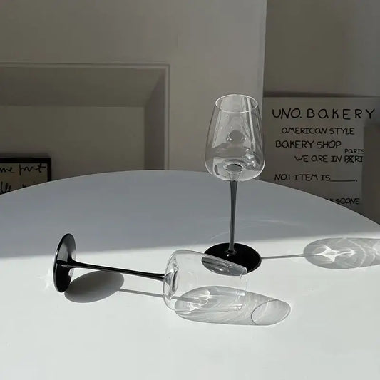 Verre à Vin Rouge Pinot Noir en Cristal Fin sur une table blanche avec des reflets élégants