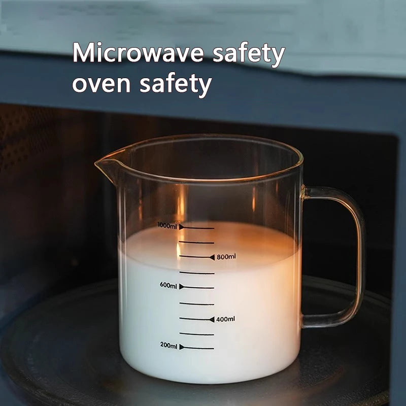 Verre Doseur 1L en Borosilicate – Résistant Lisible avec poignée, utilisé dans un micro-ondes