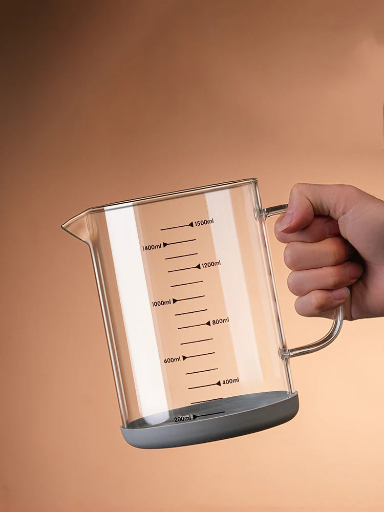 Verre Doseur 1L en Borosilicate – Résistant Lisible avec poignée et graduations claires tenu à la main