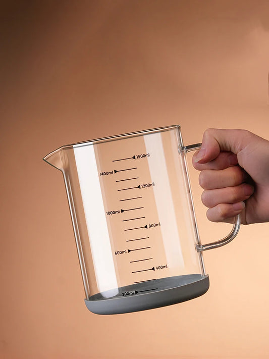 Verre Doseur 1L en Borosilicate – Résistant Lisible avec poignée et graduations claires tenu à la main