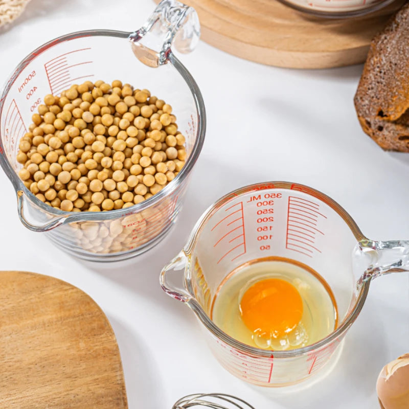 Verre Doseur en Verre 350 500 1000ml avec pois chiches et œuf cru pour mesurer ingrédients