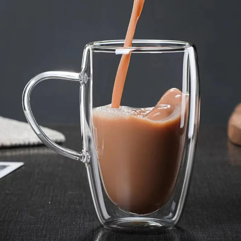Verre Double Paroi en verre transparent avec un liquide chaud versé à l'intérieur