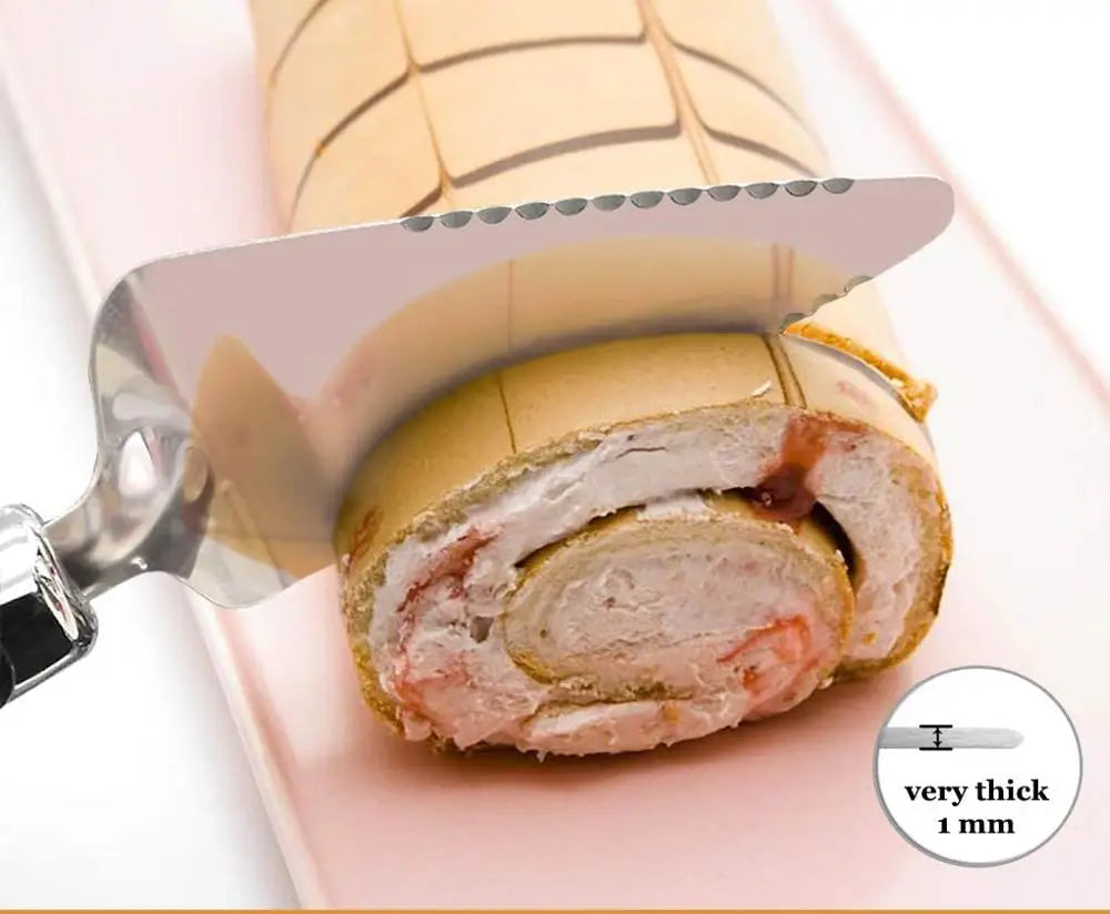 Spatules Inox Pâtisserie – Découpe Gâteaux & Tartes spatule inox dentelée découpant une bûche roulée