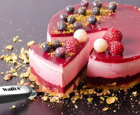 Spatules Inox Pâtisserie – Découpe Gâteaux & Tartes montrées à côté d'un entremets miroir framboise garni de fruits