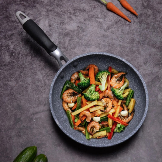 Wok Antiadhésif Compatible Induction pour Sauter Légumes, Viandes et Nouilles avec crevettes et légumes