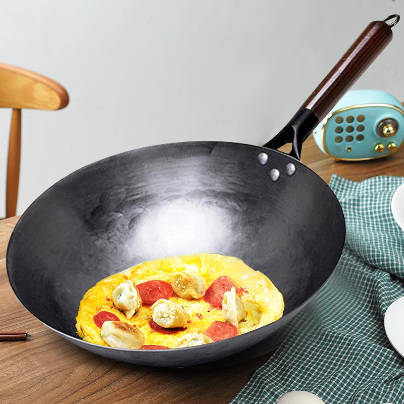 Wok en Fonte Naturelle 30/32 cm – Cuisson Saine Sans Revêtement Chimique avec omelette et garnitures