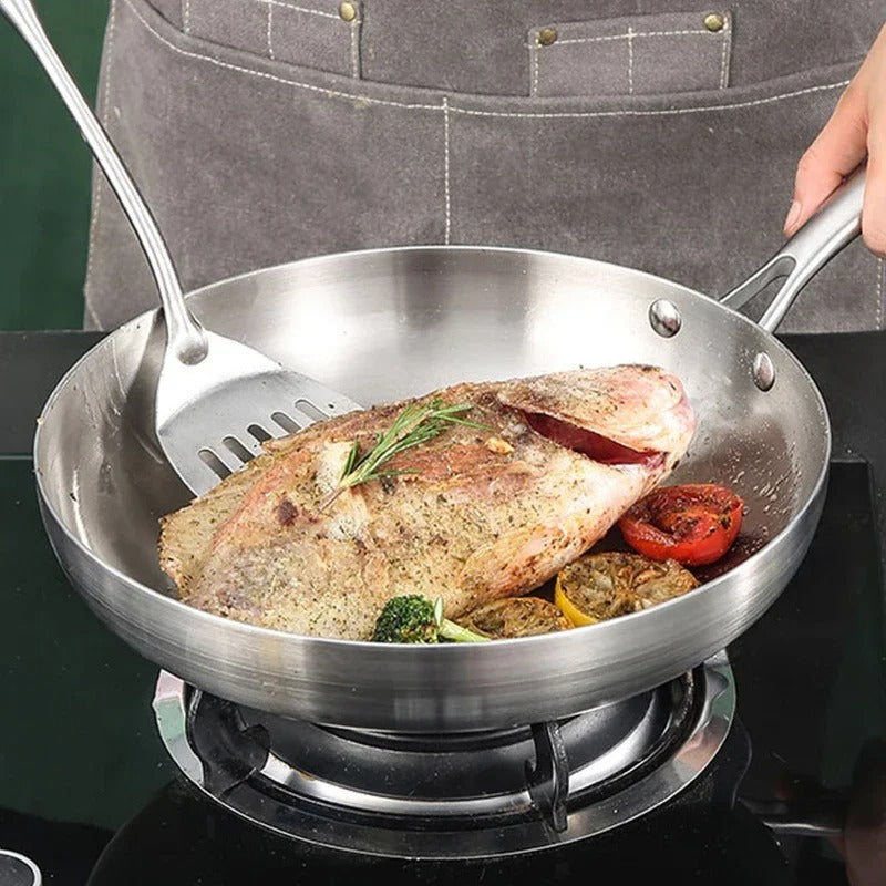 Wok Inox Multicouche Antiadhésif – 22-28 cm Tous Feux avec poisson et légumes cuisinés sur plaque à gaz