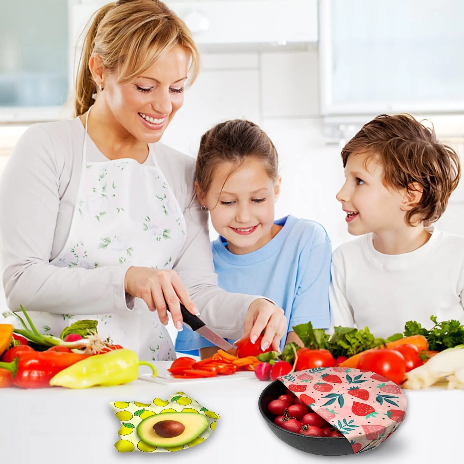 Wrap Alimentaire en Cire d’Abeille – Zéro Déchet utilisé pour couvrir des aliments frais dans une cuisine familiale avec mère et enfants