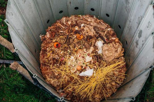 Composteur rempli de déchets organiques en décomposition pour compostage maison guide, astuces